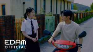 Read more about the article 핫 클립: 여전한 아이유, 여전한 <네버 엔딩 스토리>